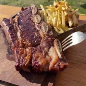 Porción de asado con papas al horno